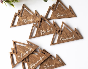 Tarjetas de lugar de madera para bodas de destino, etiquetas de nombres con temática de montaña, hermosos obsequios rústicos para invitados, etiquetas de nombres cortadas con láser de varios colores