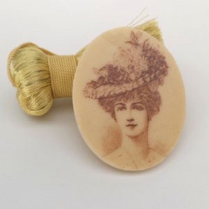Vintage serigraphy brooch by Lea Stein - Lady with a hat