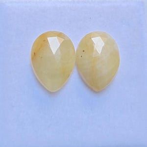 Hoogwaardige gele saffier, roosgeslepen, peervormig, 14 karaat, paar, 1 edelsteen van 11 x 15 mm.