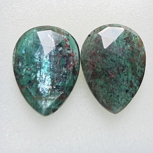 Fatias de Cianita Verde com Corte Rosa: Gema de Qualidade AAA, 1 par (29 quilates), formato pera de 15x20 mm