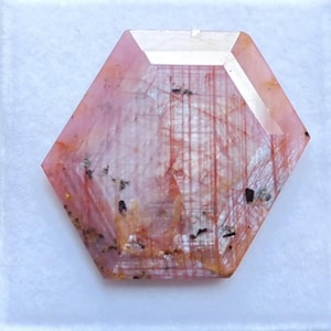 Lámina de rubí brillante de buena calidad: corte escalonado, 1 pieza, 23 x 30 mm, forma libre, gema de 29 quilates.
