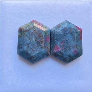 Hoogwaardige roosgeslepen robijnkyniet, trapgeslepen, 1 paar, 20 karaat, 12 x 16 mm, edelsteen met bijzondere vorm.