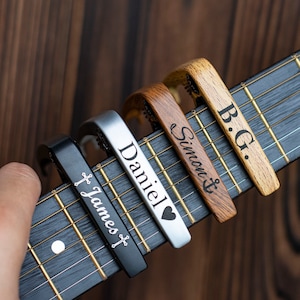 Capo de guitare personnalisé en métal avec grain de bois, capo à message personnalisé, médiator gravé, cadeau d'anniversaire, cadeau de fête des pères pour guitaristes image 1