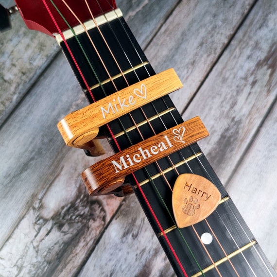 Médiator Guitare Personnalisé  Custom guitar picks, Letter gifts