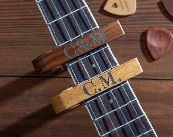 Personalisierte Metall Gitarren Capo mit Holzmaserung, benutzerdefinierte Nachricht Capo, graviertes Plektrum, Geburtstagsgeschenk, Vatertagsgeschenk für Gitarristen