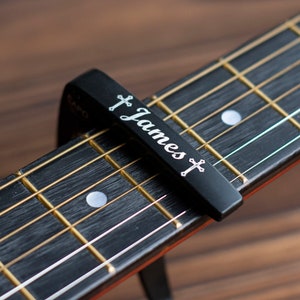 Capo de guitare personnalisé en métal avec grain de bois, capo à message personnalisé, médiator gravé, cadeau d'anniversaire, cadeau de fête des pères pour guitaristes image 6