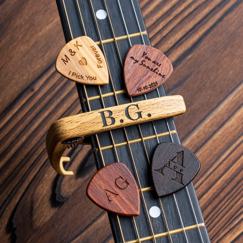 Capo de guitare personnalisé en métal avec grain de bois, capo à message personnalisé, médiator gravé, cadeau d'anniversaire, cadeau de fête des pères pour guitaristes image 5