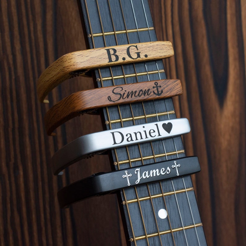 Capo de guitare personnalisé en métal avec grain de bois, capo à message personnalisé, médiator gravé, cadeau d'anniversaire, cadeau de fête des pères pour guitaristes image 2