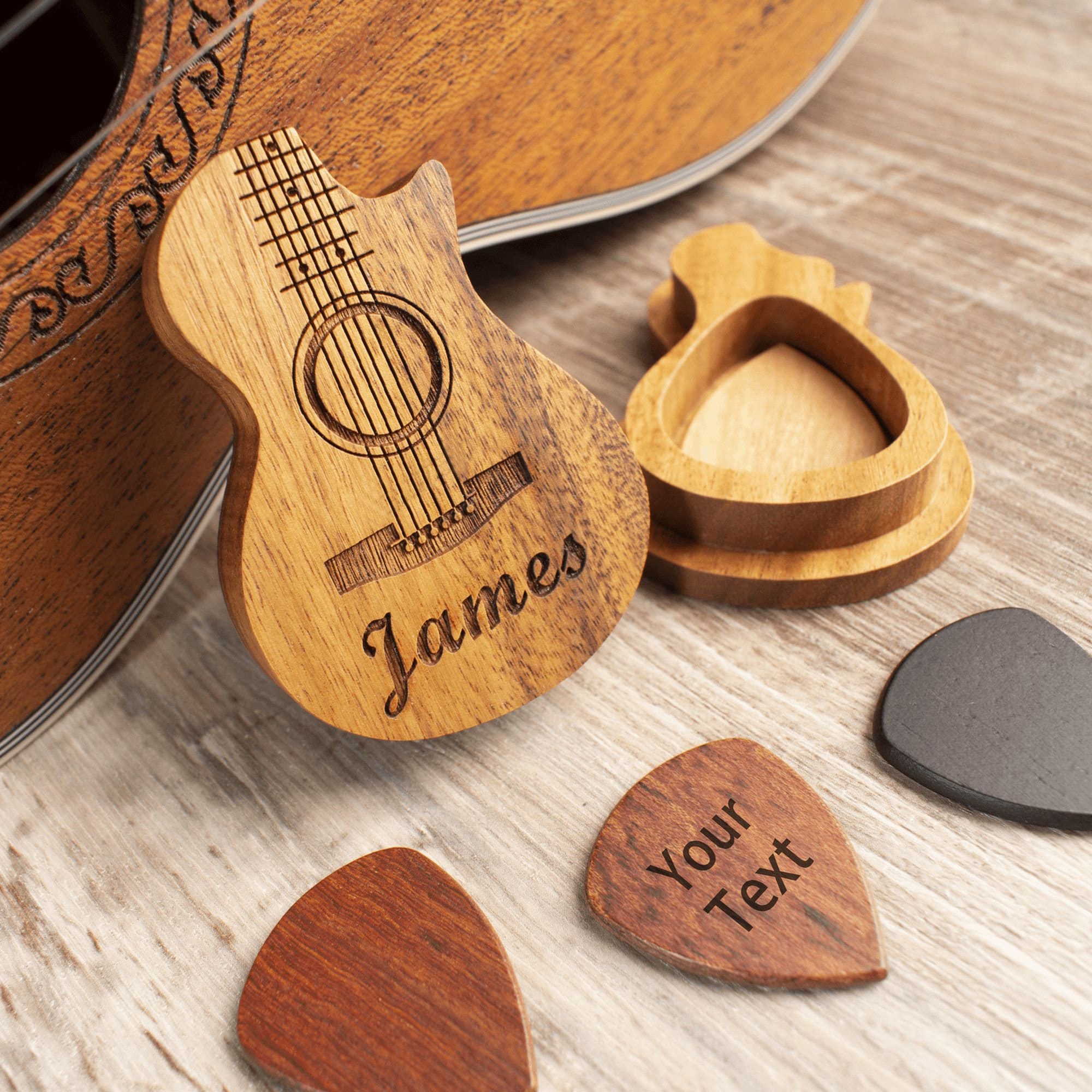 Médiator en bois personnalisé avec étui en forme de guitare