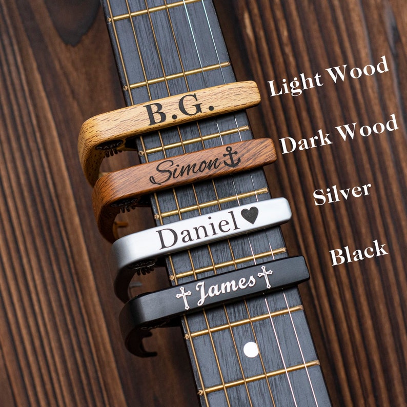 Capo de guitare personnalisé en métal avec grain de bois, capo à message personnalisé, médiator gravé, cadeau d'anniversaire, cadeau de fête des pères pour guitaristes image 4