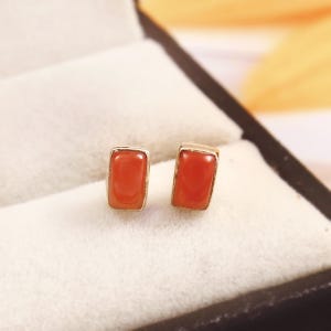 Vergulde rode koraalstekker, 925 sterlingzilver kleine stud, rechthoekige koraalstekker, sierlijke zilveren rode stud, verjaardagscadeau, alledaagse sieraden
