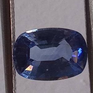Blaue Saphir Kissen Form mit einem Gewicht von 1.25 Karat, Ceylon (Hetad)