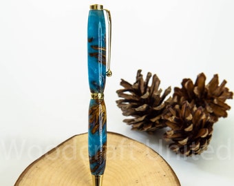 Handgemachter Tannenzapfen und Stift aus Resin
