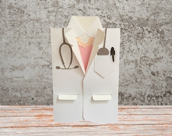 Tarjeta de bata blanca femenina / Archivo digital / Máquinas de corte / Descarga instantánea / Escalable / Compatible con Cricuit / Editable / Profesionales médicos / Graduados