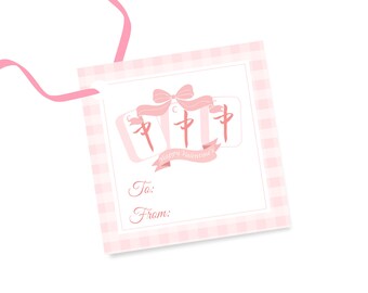 Puede incluir: Etiqueta de regalo rosa con un patrón de cuadros y una cinta rosa con un lazo. La etiqueta tiene tres fichas de mahjong rosas con el carácter chino para "felicidad" en cada ficha. La etiqueta también tiene el texto "Happy Valentine's" y un espacio para escribir "To:" y "From:".