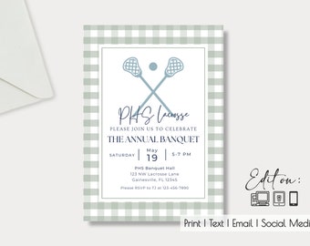 Può includere: Un invito a un banchetto di lacrosse su sfondo a quadri verdi e bianchi. L'invito presenta due mazze da lacrosse incrociate e una palla. Il testo recita "PHS Lacrosse" e "Il Banchetto Annuale". La data è sabato 19 maggio, dalle 17:00 alle 19:00. La sede è PHS Banquet Hall, 123 NW Lacrosse Lane, Gainesville, FL 12345. Le informazioni per l'RSVP sono "Si prega di RSVP al 123-456-7890".