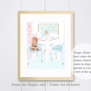 Puede incluir: Ilustraci&oacute;n en acuarela de un perro con antenas en forma de coraz&oacute;n sentado en una silla. La escena incluye una mesa, sillas y una ventana, todo en colores pastel suaves. La obra de arte est&aacute; enmarcada en un marco dorado.