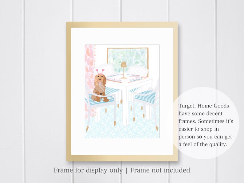 Puede incluir: Ilustraci&oacute;n en acuarela de un perro con antenas en forma de coraz&oacute;n sentado en una silla. La escena incluye una mesa, sillas y una ventana, todo en colores pastel suaves. La obra de arte est&aacute; enmarcada en un marco dorado.
