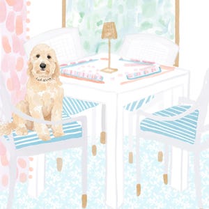 Puede incluir: Ilustraci&oacute;n en acuarela de un comedor. Un perro golden doodle est&aacute; sentado en una silla blanca con cojines a rayas azules. Una mesa blanca con una l&aacute;mpara peque&ntilde;a y dos sillas est&aacute;n en el fondo. La habitaci&oacute;n tiene un suelo con estampado floral azul claro y cortinas rosas.