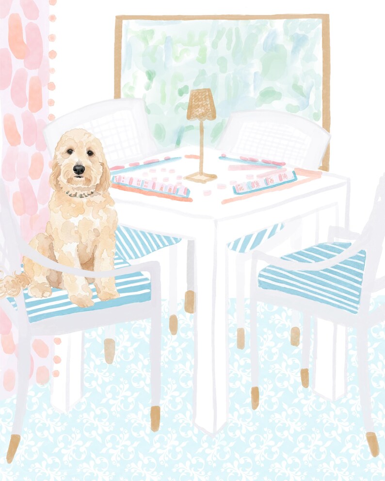 Puede incluir: Ilustraci&oacute;n en acuarela de un comedor. Un perro golden doodle est&aacute; sentado en una silla blanca con cojines a rayas azules. Una mesa blanca con una l&aacute;mpara peque&ntilde;a y dos sillas est&aacute;n en el fondo. La habitaci&oacute;n tiene un suelo con estampado floral azul claro y cortinas rosas.
