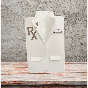 Carte blanche de blouse de pharmacie | Fichier numérique| Machines de découpe| Téléchargement instantané| Évolutif| Criquet| Modifiable| École pharmaceutique| Remise des diplômes| Anniversaire