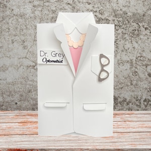 Tarjeta de bata blanca de optometrista femenina/Archivo digital/Máquinas de corte/Descarga instantánea/Escalable/Cricut/Editable/Escuela de optometría/Graduación