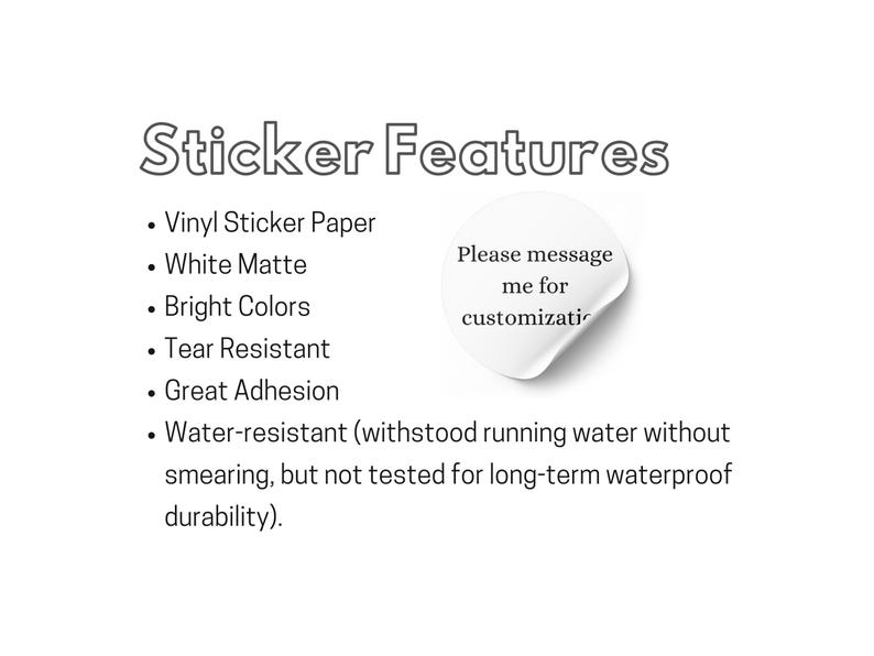K&ouml;nnte beinhalten: Wei&szlig;er Hintergrund mit dem Text "Sticker Features" und Aufz&auml;hlungspunkten, die die Aufkleber beschreiben: Vinylpapier, wei&szlig; matt, leuchtende Farben, rei&szlig;fest, gute Haftung und wasserfest. Gezeigt wird auch ein wei&szlig;er Aufkleber mit Text.