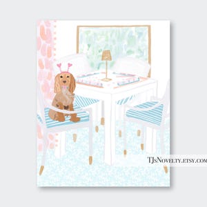 Puede incluir: Ilustraci&oacute;n en acuarela de un perro con una diadema de coraz&oacute;n rosa, sentado en una silla con rayas azules y blancas. La escena incluye una mesa, sillas y una ventana. El texto "TJsNovelty.Etsy.com" est&aacute; en la parte inferior.