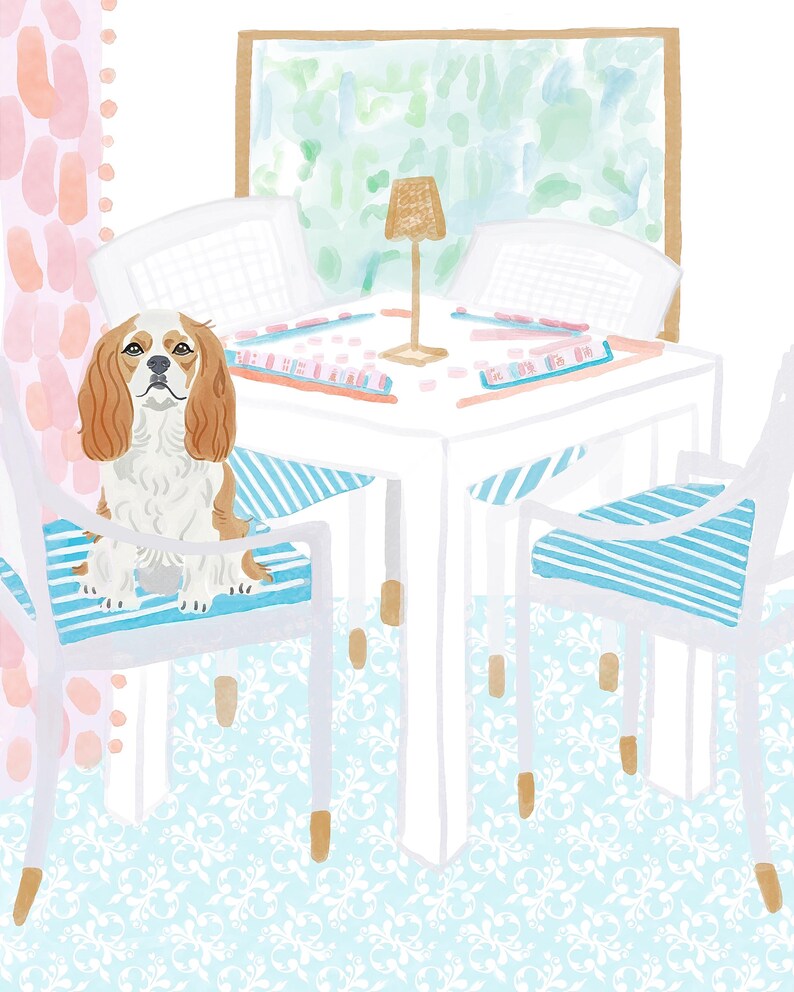 Puede incluir: Ilustraci&oacute;n en acuarela de un Cavalier King Charles Spaniel sentado en una silla con cojines a rayas azules y blancas. La escena incluye una mesa blanca, sillas y una peque&ntilde;a l&aacute;mpara. El fondo presenta una ventana y cortinas estampadas.