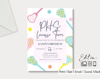 Può includere: Un invito di compleanno rosa e bianco a tema lacrosse. L'invito presenta una grafica di bastone e palla da lacrosse, il testo "PHS Lacrosse Team" e le parole "Unisciti a noi per festeggiare il compleanno di Kathy".