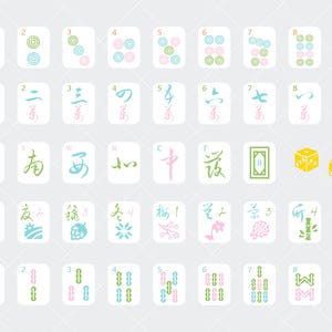 Op de afbeelding: Een complete set Mahjong-tegels, met verschillende symbolen, cijfers en karakters in pastelkleuren. Inclusief dobbelstenen en jokertegels. De tegels zijn gerangschikt op een lichtgrijze achtergrond.