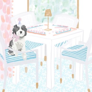 Puede incluir: Ilustraci&oacute;n de un perro con gorro de fiesta y pajarita, sentado en una silla con cojines a rayas azules y blancas. El perro est&aacute; en una habitaci&oacute;n con una mesa, sillas y una ventana. La mesa tiene una l&aacute;mpara y juegos de mesa.