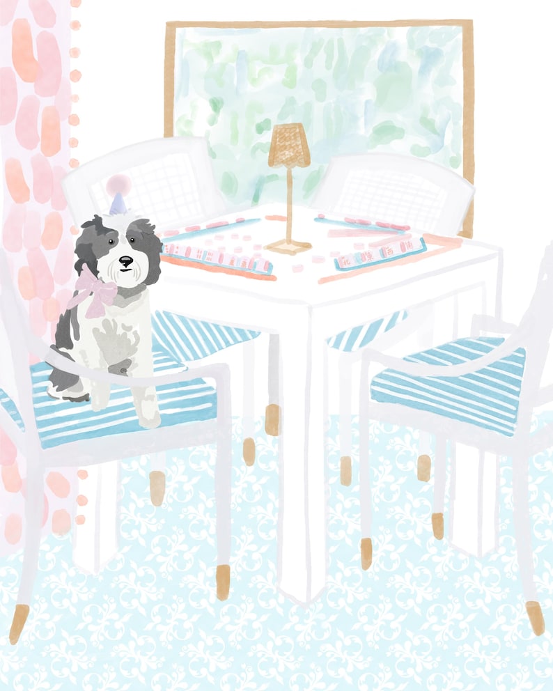 Puede incluir: Ilustraci&oacute;n de un perro con gorro de fiesta y pajarita, sentado en una silla con cojines a rayas azules y blancas. El perro est&aacute; en una habitaci&oacute;n con una mesa, sillas y una ventana. La mesa tiene una l&aacute;mpara y juegos de mesa.