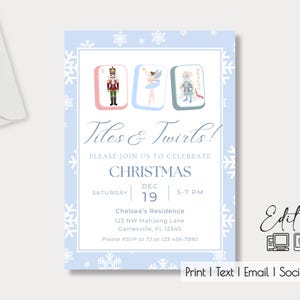 Könnte beinhalten: Eine blaue und weiße Einladungskarte mit Schneeflocken, die auf den Rand gedruckt sind. Die Einladung ist für eine Weihnachtsfeier namens "Tiles & Twirls!" Die Party findet am Samstag, den 19. Dezember von 17:00 bis 19:00 Uhr in der Residenz von Chelsea, 123 NW MahJong Lane, Gainesville, FL 12345 statt. Bitte melde dich bis zum 17. bei 123-456-7890 an.