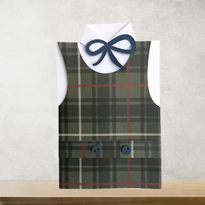 Cartão de uniforme escolar SVG | Download instantâneo fácil | Escalável | Testado pelo Cricuit | Editável | Linhas de pontuação | Graduação | Aniversário | Convite | Qualquer ocasião