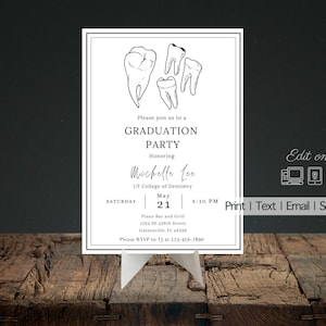Puede incluir: Una invitación a una fiesta de graduación en blanco y negro con un dibujo de dientes. La invitación es para Michelle Loe, graduada del UF College of Dentistry. La fiesta se celebrará el sábado 21 de mayo a las 5:10 PM en Piano Bar and Grill, 1234 SE 458th Street, Gainesville, IL 45556. Por favor, confirma tu asistencia a TJ en el 123-456-7890.