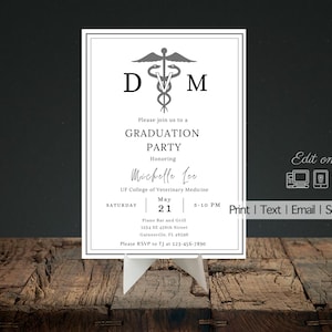 Può includere: Un invito bianco per una festa di laurea con un simbolo medico nero e grigio e il testo "DVM". L'invito è per Michelle Lee, laureata presso l'UF College of Veterinary Medicine. La festa si terrà sabato 21 maggio dalle 17:10 alle 22:00 presso il Piano Bar and Grill a Gainesville, Florida. Si prega di confermare la propria presenza a TJ al 123-456-7890.