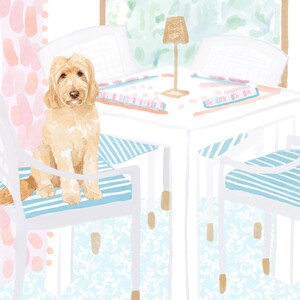 Puede incluir: Ilustraci&oacute;n en acuarela de un perro sentado en una silla a rayas en una mesa blanca. La mesa est&aacute; puesta con manteles individuales estampados, y la habitaci&oacute;n tiene una alfombra floral azul claro y cortinas rosas. Una peque&ntilde;a l&aacute;mpara est&aacute; sobre la mesa.