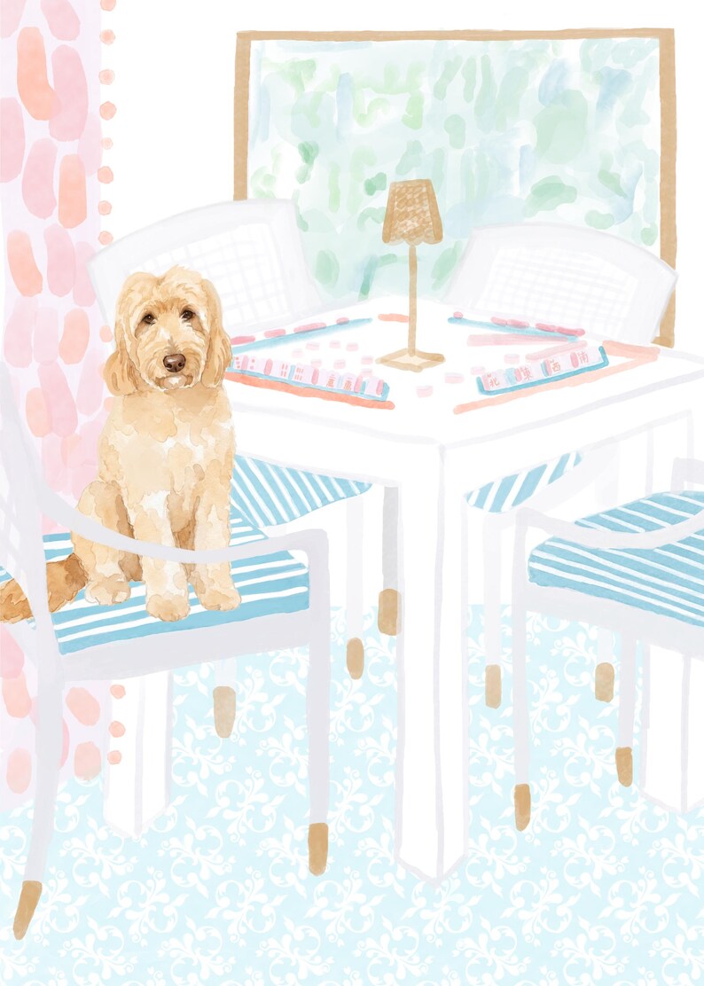 Puede incluir: Ilustraci&oacute;n en acuarela de un perro sentado en una silla a rayas en una mesa blanca. La mesa est&aacute; puesta con manteles individuales estampados, y la habitaci&oacute;n tiene una alfombra floral azul claro y cortinas rosas. Una peque&ntilde;a l&aacute;mpara est&aacute; sobre la mesa.