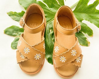 Handmade little girls leather sandals, kids than summer shoes with embroidered daisies, Cute  sandals for girls