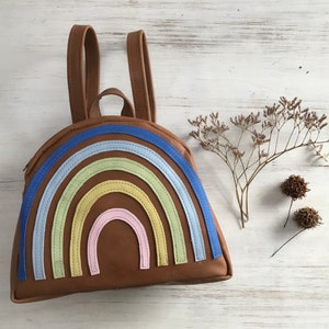 Regenboog leren rugzak voor kinderen, kinderrugzak met schattige vorm voor de kleuterschool, leren kindertas Boho afbeelding 6