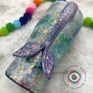 3D zeemeerminstaart glitterbeker - harsbeker 20 oz - handgemaakte, op de oceaan geïnspireerde beker - personalisatie beschikbaar - cadeau voor zeemeerminliefhebbers