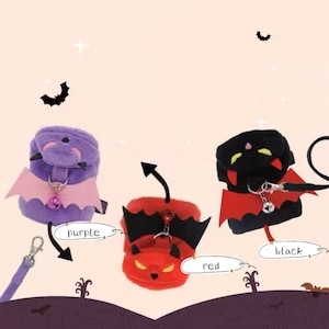 Puede incluir: Tres disfraces de Halloween de peluche para mascotas con forma de murciélagos y diablos. Los disfraces son morado, negro y rojo. Cada disfraz tiene una campana y una cola.