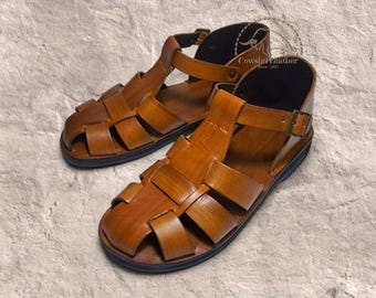 Sandalias de cuero tejido a mano: punta cerrada, hebilla ajustable.