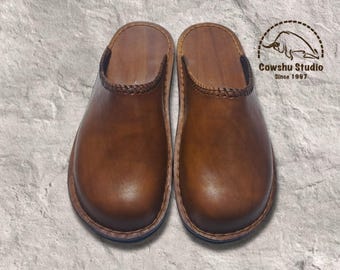 Zuecos unisex de cuero de plena flor hechos a mano, color marrón, sin cordones, con punta cerrada, estilo mules de cuero trenzado y sandalias minimalistas.