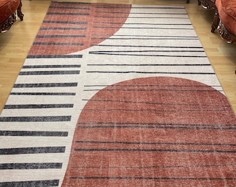 Tappeto asimmetrico con motivo bianco e nero, in stile scandinavo moderno.