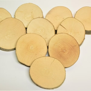 Może przedstawiać: Grupa 10 naturalnych drewnianych plastrów, ułożonych w kształt trójkąta. Plastry są okrągłe i mają jasnobrązowy kolor. Idealne do projektów rękodzielniczych.