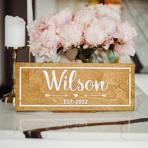 Personalisiertes Hochzeitsgeschenk für Paar Einzigartiges hölzernes letztes Familienname-Schild Benutzerdefiniertes Housewarming Jahrestagsgeschenk für Tochter neues Zuhause-Geschenk