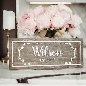 Familiennachname Zeichen Einzigartiges Hochzeitsgeschenk für Paar Einweihungsparty Jahrestagsgeschenk für sie Hochzeit Personalisiertes hölzernes neues Hausgeschenk für Ihn