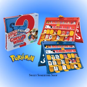 Può includere: Un gioco da tavolo Guess Who? a tema Pokémon. L'immagine mostra un tabellone di gioco rosso e blu con carte personaggio e una scatola con il titolo e il logo del gioco. Il logo Pokémon è visibile in basso a sinistra.